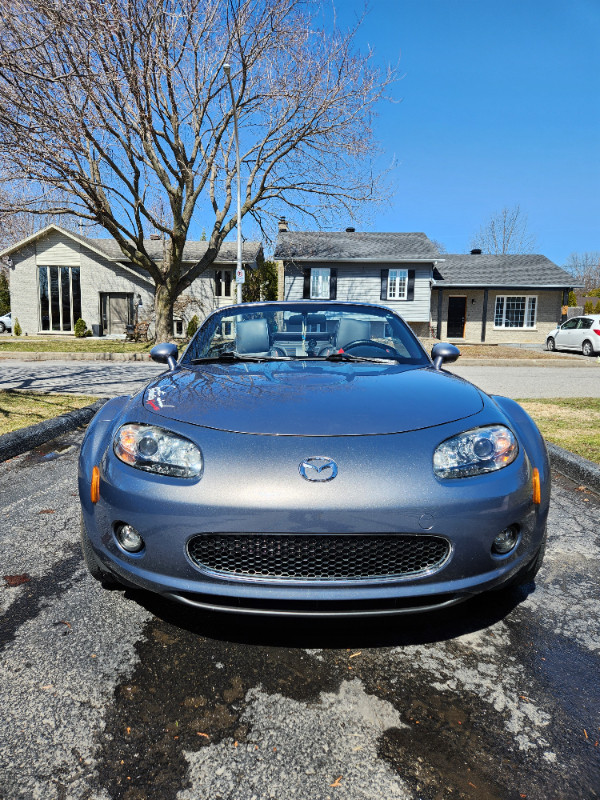 Mazda MX5 GX RF automatique 2008. 56,000 kil. dans Autos et camions  à Ouest de l’Île