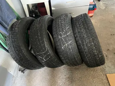 4 pneus d’hiver 235/60R18 avec usure de 10/32, Dot 4123, aucune crevaison et réparation. État pratiq...