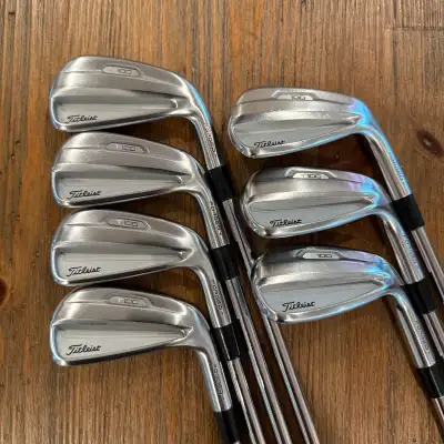 Clubs: TItleist 2021 T100 Irons 4-PW right handed Shafts: KBS Tour V 120 Extra Stiff Flex Grips: Gol...