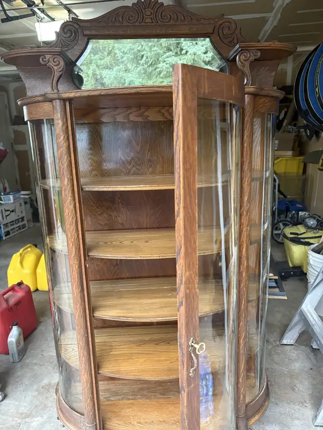 China/Curio Cabinet Oak & Glass Vintage in Hutches & Display Cabinets in Calgary - Image 4