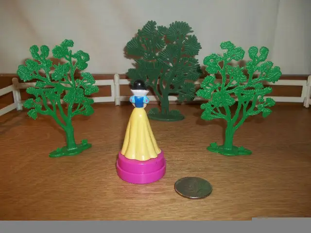 Blanche Neige (Snow White)de Disney avec étampe (stamp) in Toys & Games in City of Montréal - Image 3