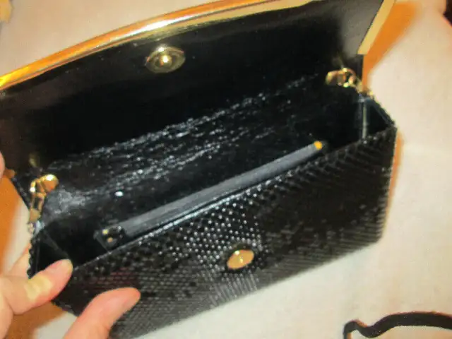 As New - Woman's Purse/Handbag in Women's - Bags & Wallets in City of Toronto - Image 3