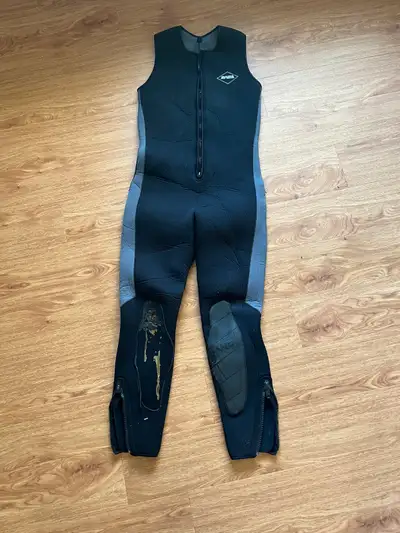 2 piece Bare 7mm Step in Jacket and 7mm Long John size lg but has been professionally altered to fit...