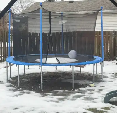 12Ft JumpTek Outdoor Round Trampoline with Safety Net Enclosure. Structurally in great shape, No rip...
