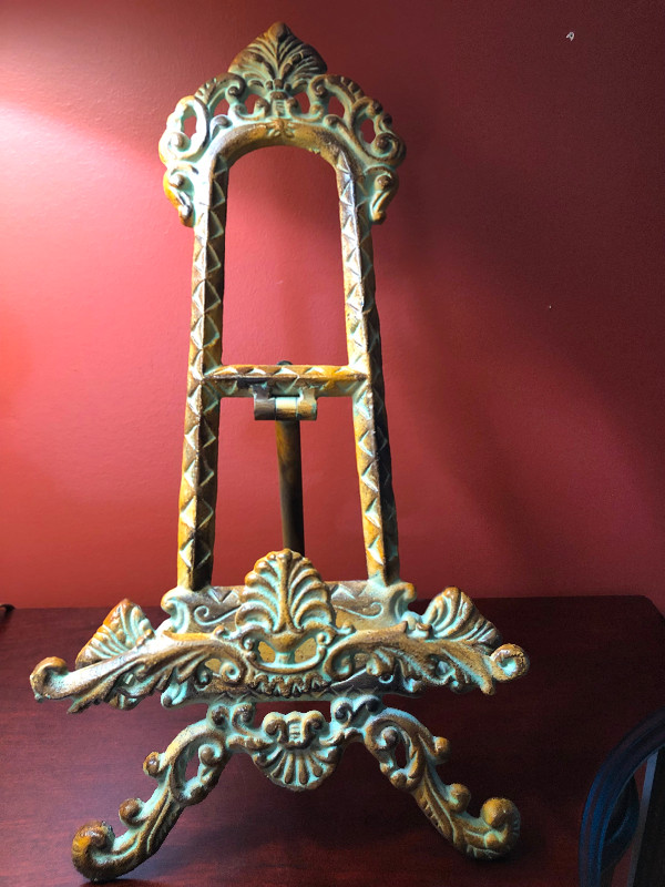 Vintage large ornate heavy metal easel display holder 16.5” tall dans Art et objets de collection  à Ville de Montréal