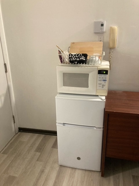 Room with a private: kitchenette, appliances, doorlock, Sep 1st — photo 3