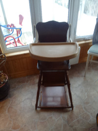 Chaise haute en bois transformable en table