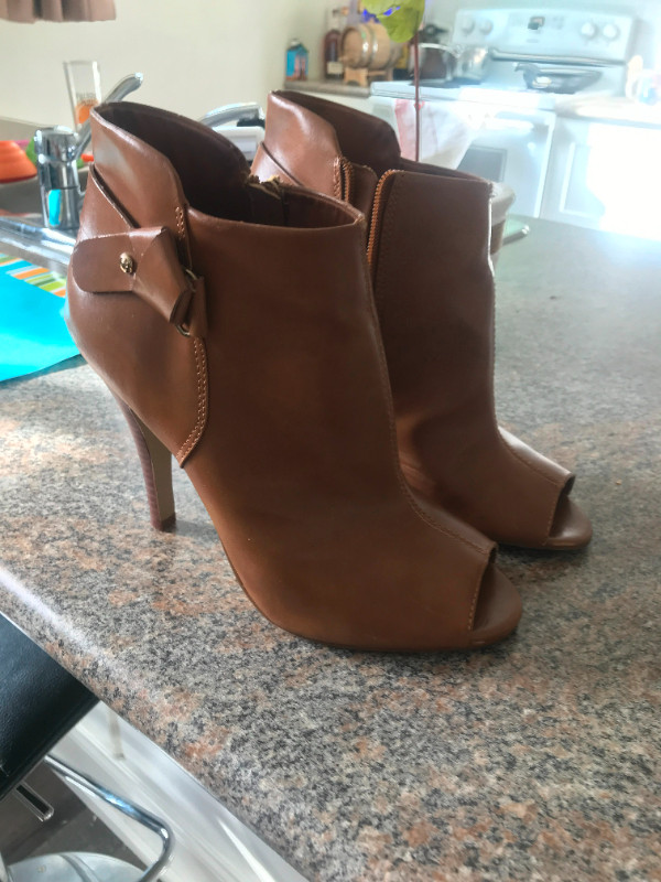 Guess Pumps Heels 10M in Women's - Shoes in Oakville / Halton Region