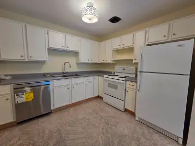 3-Bedroom, 2 full bathroom Bungalow with Fully Fenced Yard