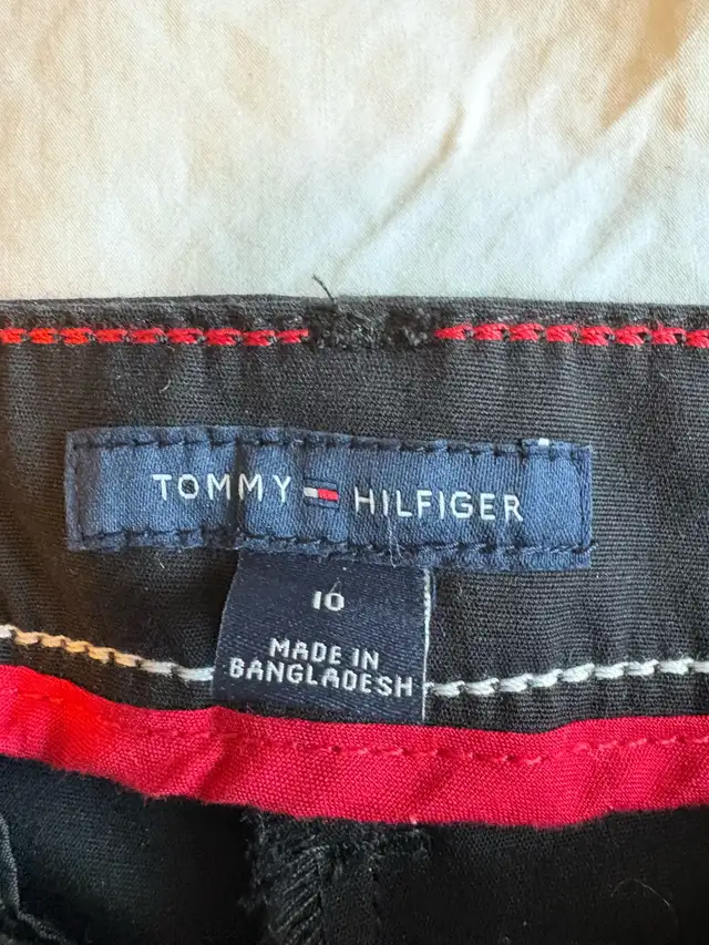 Tommy Hilfiger black 3/4 pants size 10 in Women's - Bottoms in Oshawa / Durham Region - Image 2