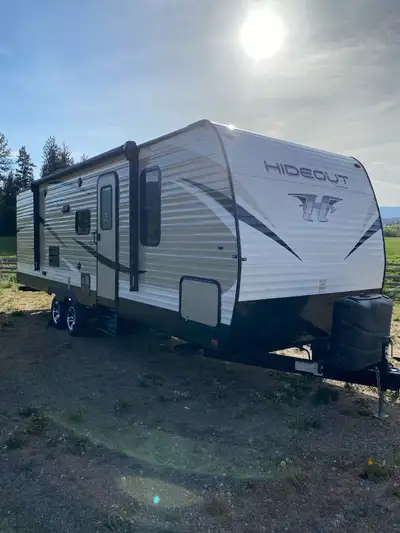2018 26 foot Hideout TT Lightweight Travel trailer 26LHSWE. A comfortable double bunk bed model with...