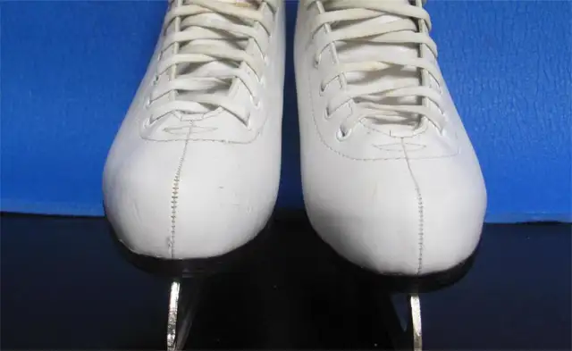 BAUER Figure Skates Size-8 (Inner Length 24cm/9.5'') Dwight in Skates & Blades in Muskoka - Image 4