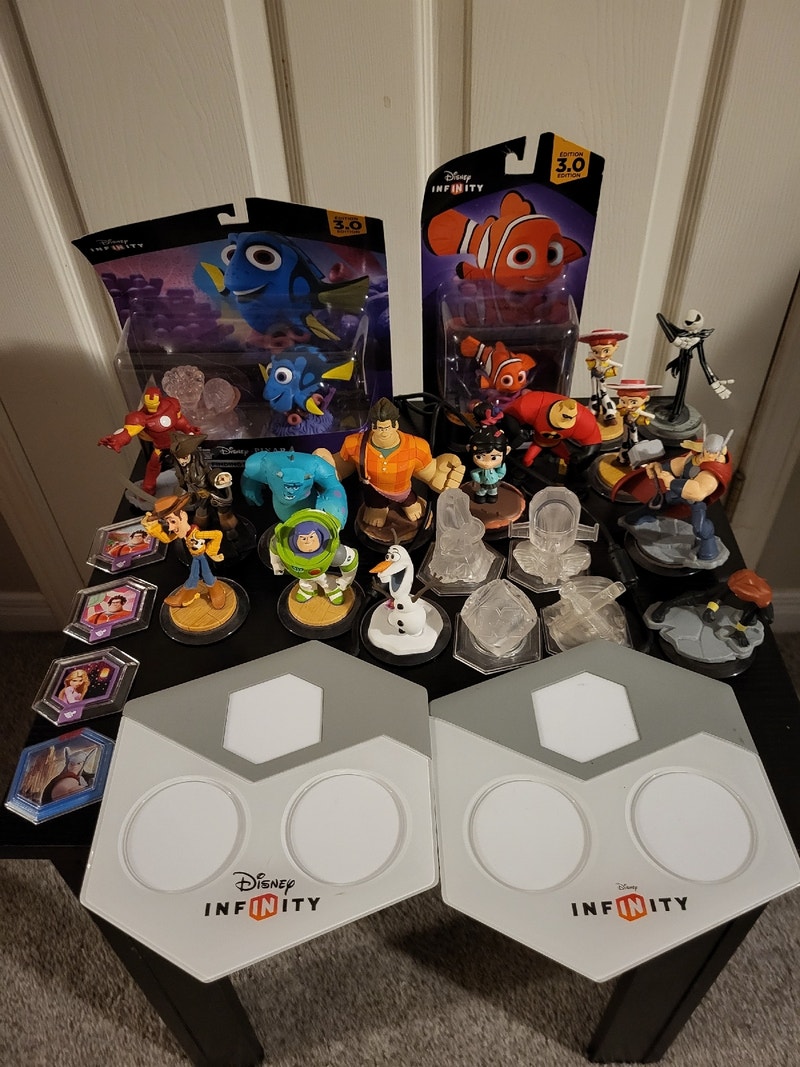 Disney Infinity 3 PS4 With 2 Game Pads and Characters 100 Arts