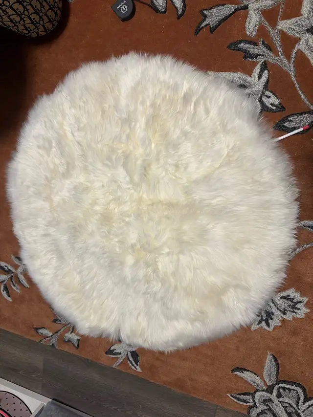 Brand new 1M Real sheepskin rug in Rugs, Carpets & Runners in Markham / York Region - Image 2