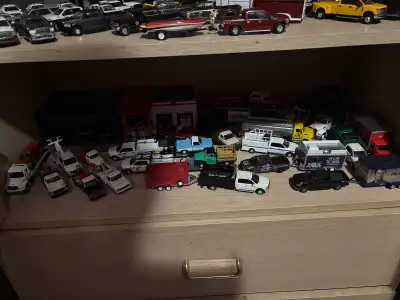 Sell as a lot 1:64 greenlight diecast Many different types of trucks like pickup trucks, tow trucks,...