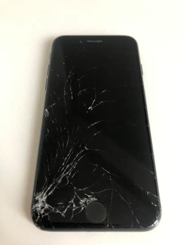 Apple iPhone 7 32GB (Fully Functional w/ Cracked Screen) in Cell Phones in Vancouver - Image 4