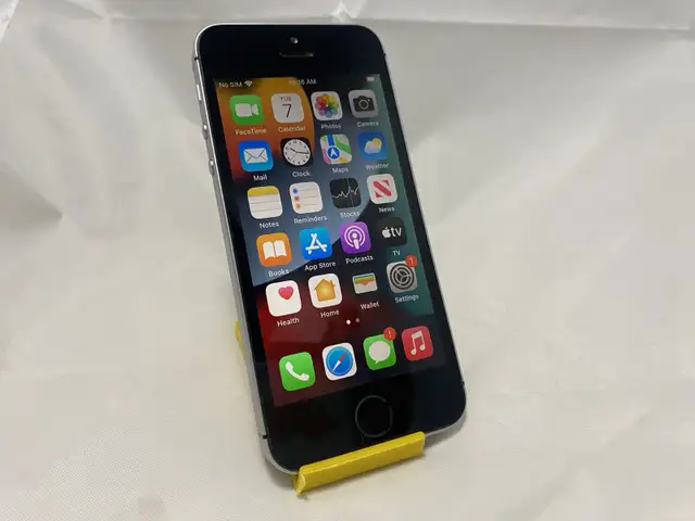 iPhone SE Space Gray (Unlocked) A1723 32GB Use IOS 15.7.9 Batter in Cell Phones in Tricities/Pitt/Maple - Image 2