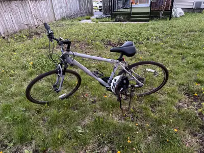 Vélo hybride modèle Diamondback Seawall en aluminium, bien entretenu, utilisé pour 2 étés seulement....