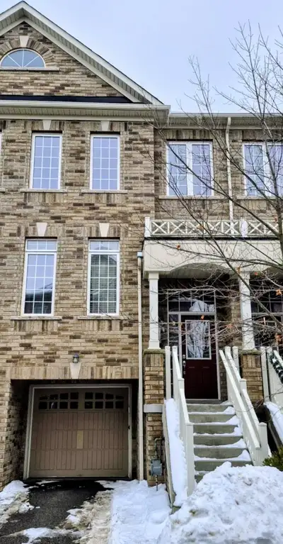 Beautiful townhome in Georgetown Moore Park area. Close To GO Station, downtown Georgetown shops and...