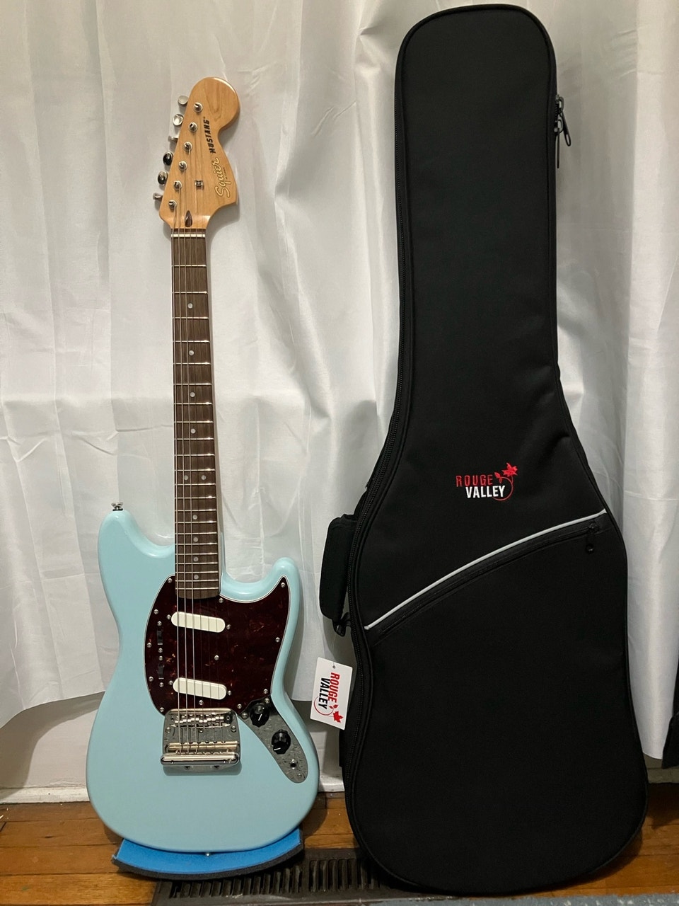 SQUIER - Classic Vibe 60s Mustang and Rouge Valley guitar case ...