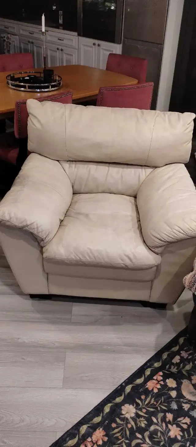 real leather beige big armchair in Chairs & Recliners in Markham / York Region - Image 4