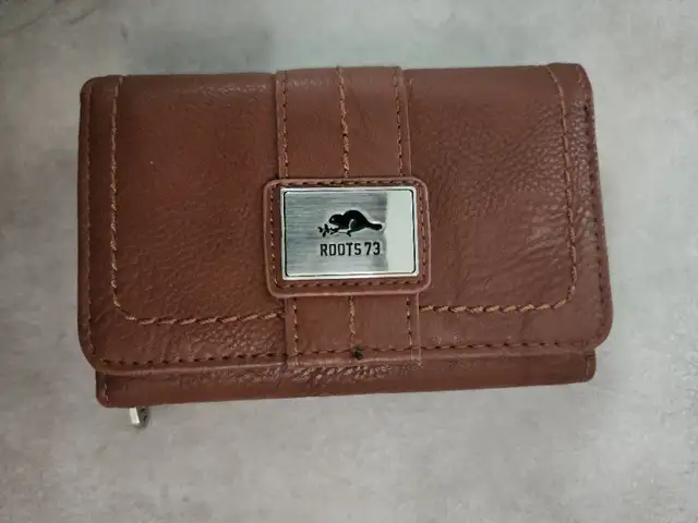 3x Roots leather trifold brown wallet zipper pocket in Women's - Bags & Wallets in Ottawa - Image 5