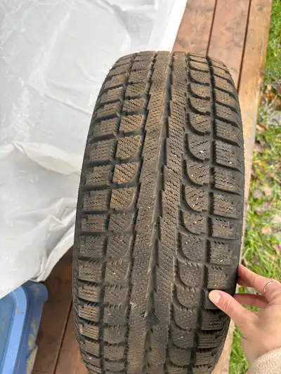Pneus d’hivers en superbe conditions. 1 saison d’usure seulement. 200$ pour les 4 pneus :) dimension...