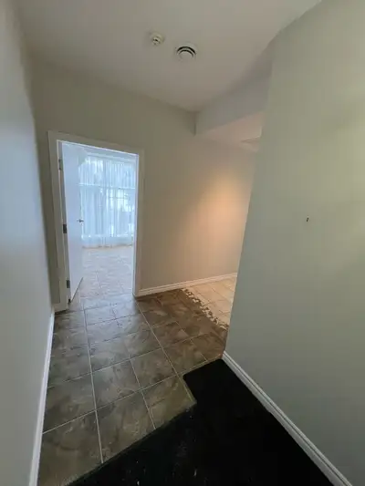 Superbe local commercial lumineux situé au 2e étage d’un immeuble paisible dans le très recherché Vi...