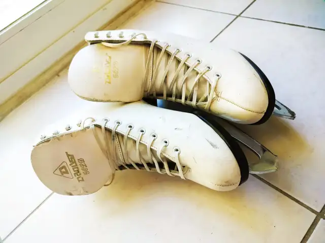 Women/Girl Size 6 Figure skates with ankle support in Skates & Blades in City of Toronto - Image 4