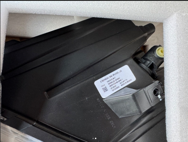 TESLA MODEL S Driver side  HEADLIGHT IN the box in Other Parts & Accessories in City of Toronto - Image 3