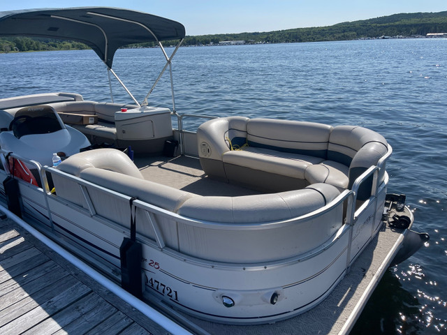 Pontoon Suntracker 2004 - 2005 50HP - 14 Adults in Powerboats & Motorboats in Barrie - Image 2