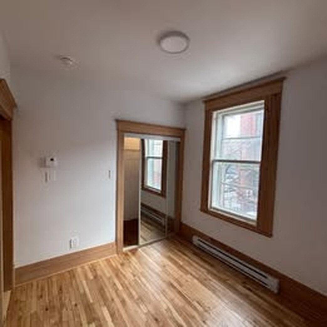 4 1/2 entièrement rénové - Très lumineux - Cachet - Hochelaga — photo 3