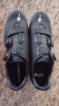 BRAND NEW SPECIALIZED TORCH 3.0 CYCLING SHOES, SIZE 43 EU, 9.5 