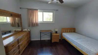 Room for rent, near Fanshawe college, start from September 1st.