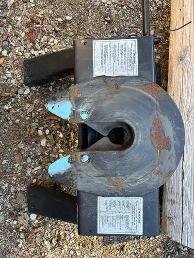 5th Wheel Hitch. Came with a trade in and don’t use. $100 obo