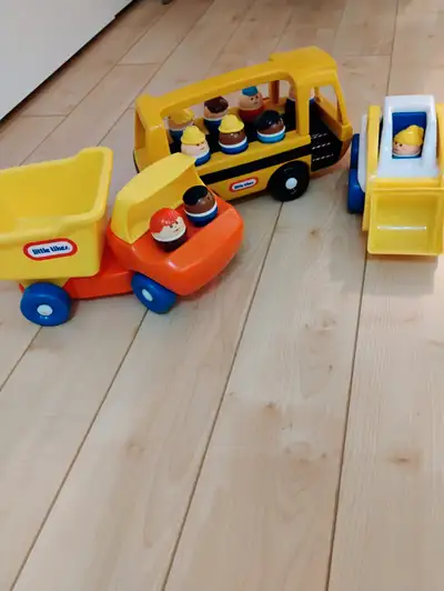 Autobus scolaire, camion et tracteur, de marque Little Tikes, comprenant 10 personnages, très coloré...