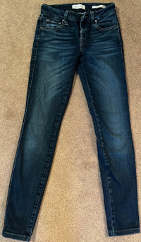 Women’s Size Size 25 Guess Jeans.  Skinny Power Curvy Mid