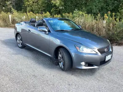 Nothing beats a sunny day with the top down. Immaculate with all the comfort of a Lexus Accident Fre...