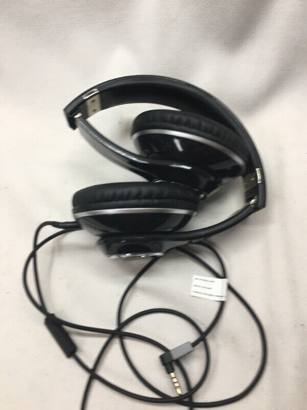 blackweb Premium Series Studio Over-Ear Headphones in Headphones in St. Catharines - Image 3