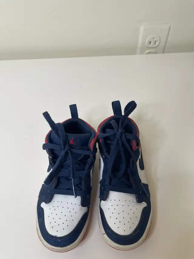 Nike Air Jordan 1 Mid (Toddler US 9C / EUR 26) in Kids & Youth in City of Montréal - Image 3