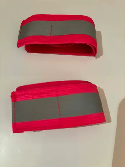 NEUFS: 2 brassards rose fluo avec bandes réfléchissantes– DISPO, View more