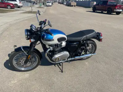2018 Triumph Bonneville T100 with very low 3,222 kms. Absolutely beautiful bike and a pleasure to ri...