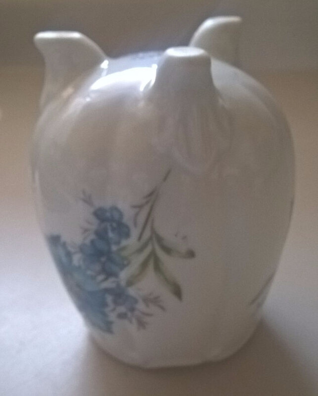 Vintage Porcelain Egg  with Blue Hand Painted Floral Design in Arts & Collectibles in Oshawa / Durham Region - Image 3