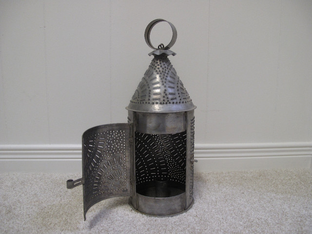 REVERE STYLE PUNCHED TIN CANDLE LANTERN - repro in Arts & Collectibles in Guelph - Image 3