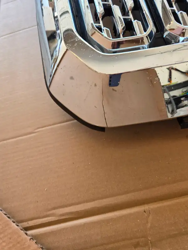 GMC Sierra OEM grille in Auto Body Parts in London - Image 6