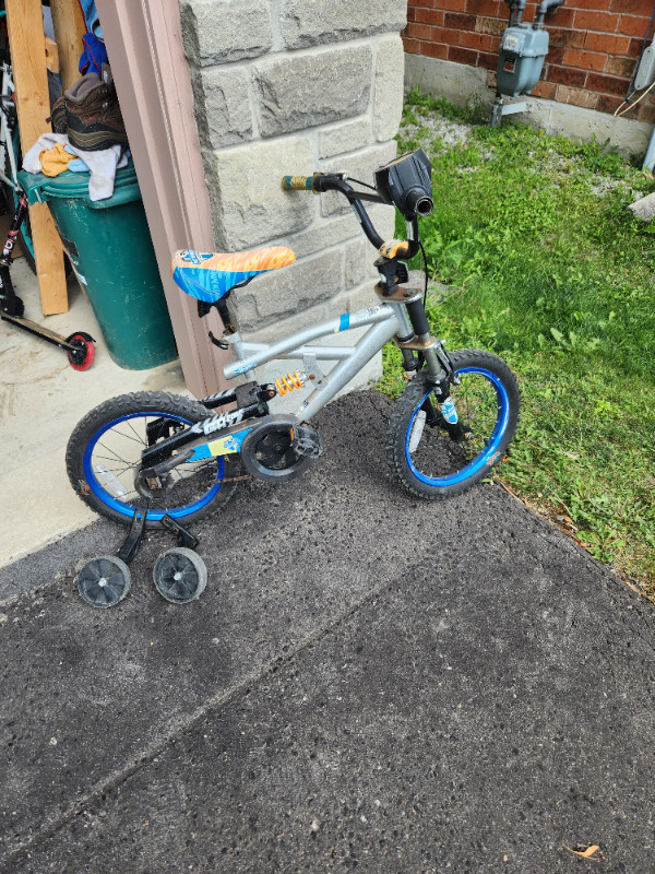 Kid bike with training wheels in Kids in Markham / York Region - Image 3