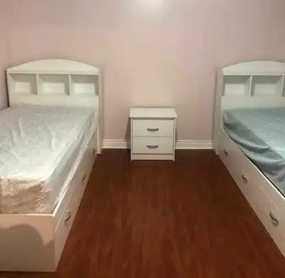 Sharing and private room available for female students or work permit in Belleville. Near all amenit...