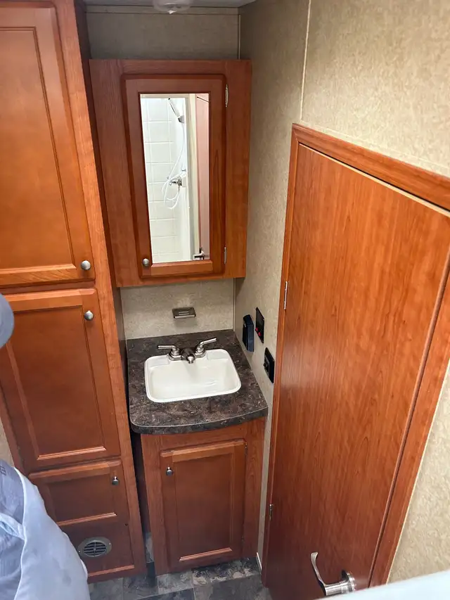 2012 XLR toy hauler 27hfs in Travel Trailers & Campers in Regina - Image 11