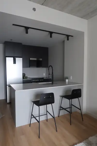 APPARTEMENT MEUBLÉ À LOUER – DISPONIBLE JUILLET 2025 Situé sur le boulevard Des Récollets, à quelque...