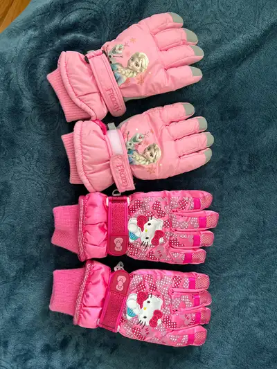 Almost brand new ski gloves （2 pairs）for 8-12 years old girls.